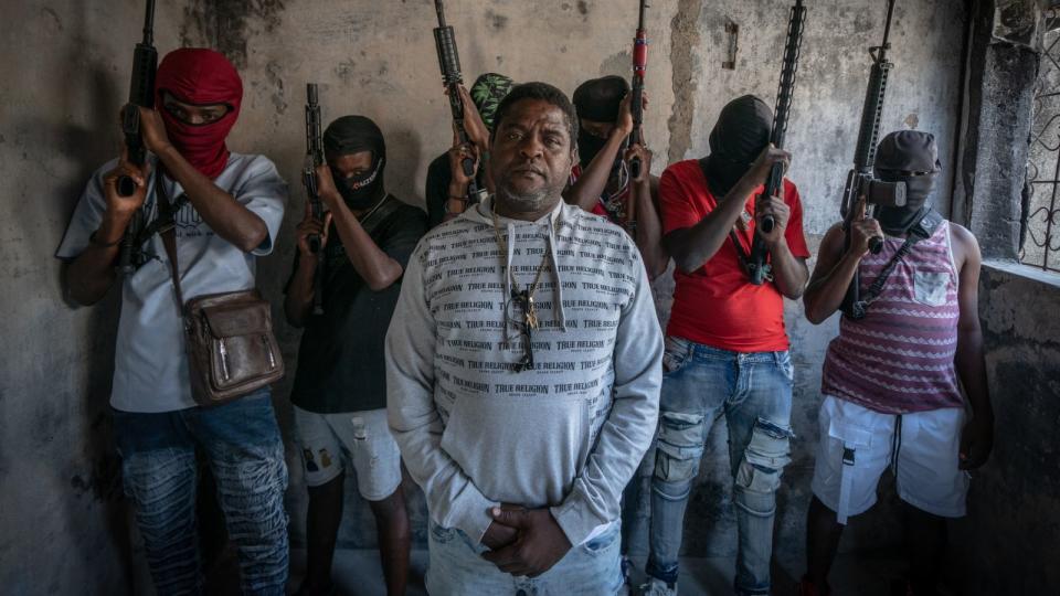 El líder de la pandilla Jimmy “Barbecue” Cherizier posa para una fotografía con miembros de una banda en Puerto Príncipe, Haití. (Crédito: Giles Clarke)