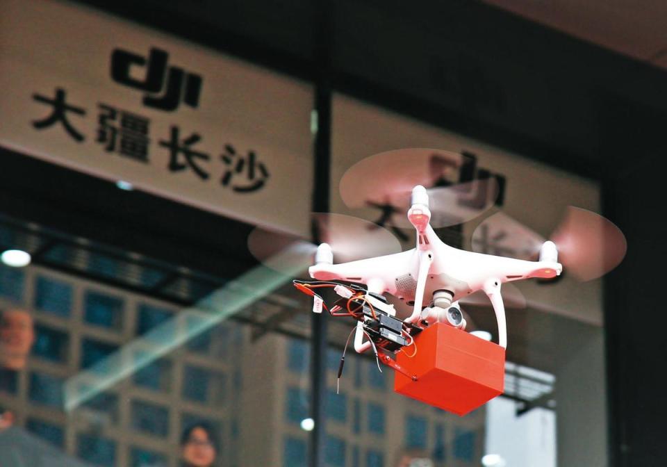 一般大眾熟知的中國大疆（DJI）多軸無人空拍機，全球市占高達7成以上，卻沒想到今年初被美國列入貿易黑名單。（東方IC）