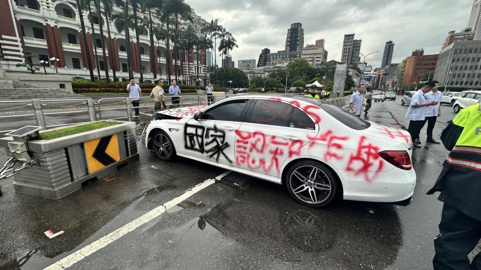 1日下午有一名男子駕駛噴有「國家認知作戰」等字眼的車輛衝撞總統府前鋼質花台。(總統府提供)