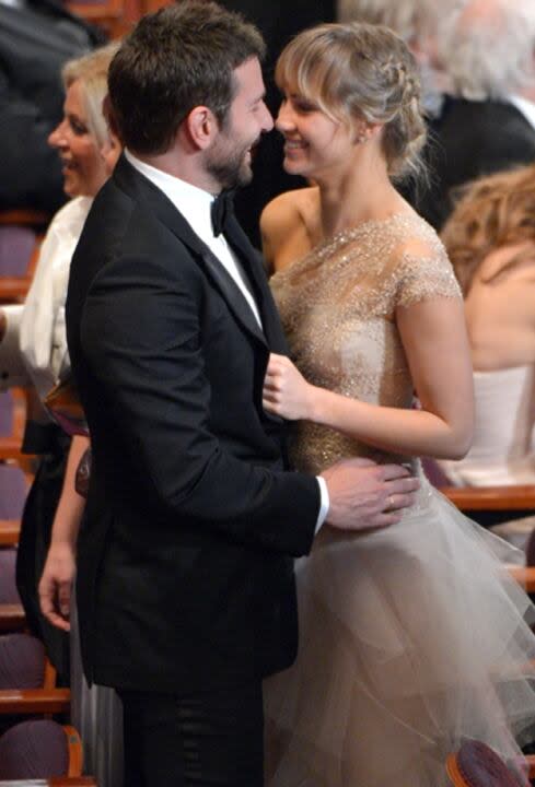 Beso a beso: Bradley Cooper y Suki Waterhouse en la entrega de los premios Oscar 2014