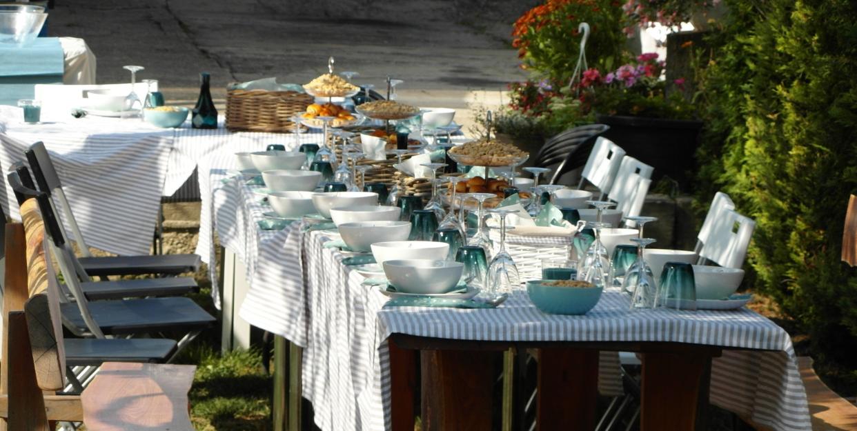 Easy, healthy dishes can bring a spark to the eyes of guests at outdoor dinner parties.