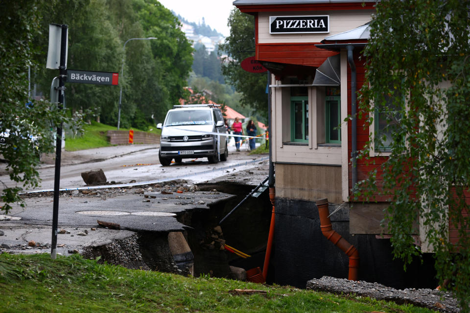 Eine beschädigte Straße in Schweden, nachdem ein Fluss im August wegen heftigen Regenfällen übers Ufer getreten war (Bild: TT News Agency/Johan Axelsson via REUTERS)