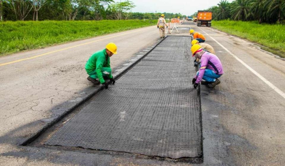 Trabajadores tapan huecos en la Ruta del Sol 2