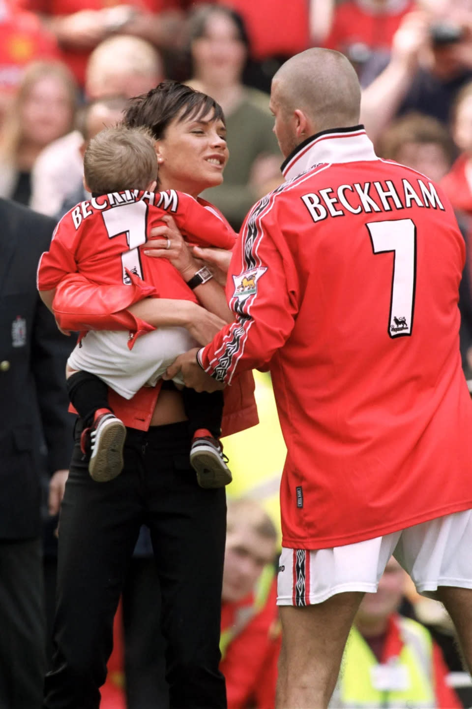 Victoria brachte ihr erstes Kind, Brooklyn, mit, um das Spiel Manchester United gegen Tottenham Hotspurs im März 1999 zu verfolgen. (PA)