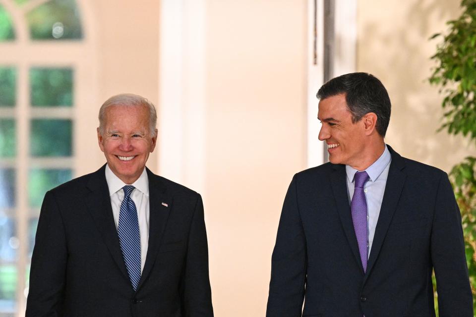 Sánchez sonríe durante su encuentro con Joe Biden en La Moncloa. (Foto: Gabriel Bouys / AFP / Getty Images).