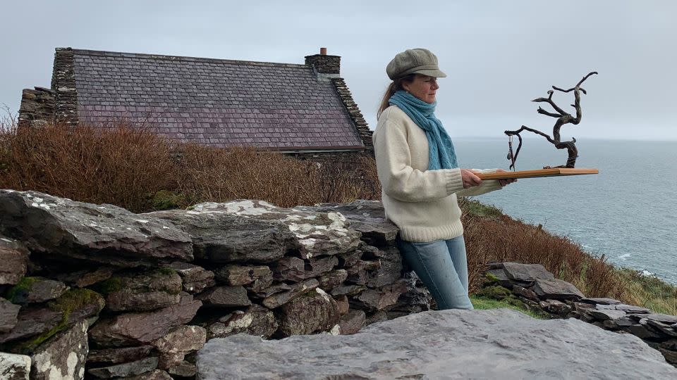 Geraldine van Heemstra has always been able to relive experiences in great detail and has a vivid imagination. She uses her ability to etch images inspired by the Scottish wind. - Paul Bokslag