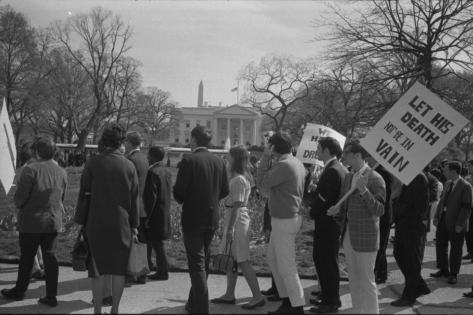 <p>Demonstrators at the White House keep King’s message alive. (Photo: Marion Trikosko/PhotoQuest/Getty Images) </p>