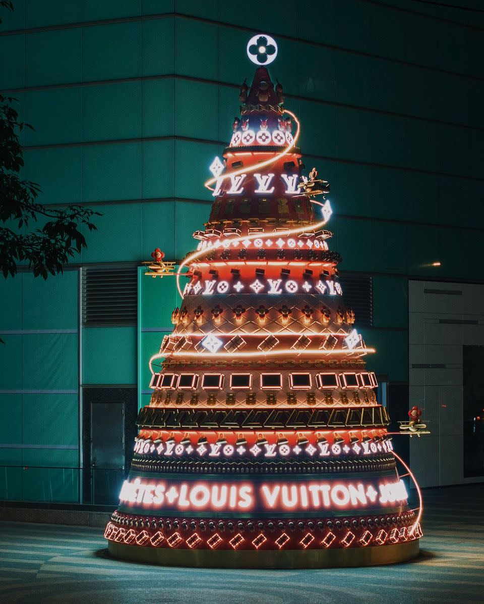 台灣旅遊｜台灣首座10米高Louis Vuitton 聖誕樹登陸台北SOGO！歷時3個月打造28層設計＋1180件LV聖誕裝飾
