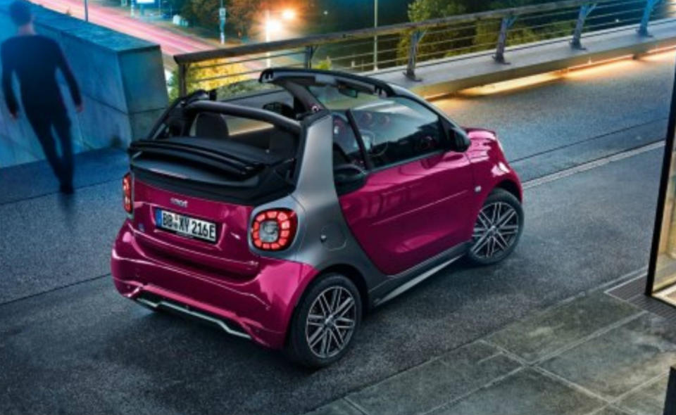 <p>La versión descapotable del smart fortwo EQ tiene un precio algo superior al de la versión coupé del mismo vehículo. Se vende desde 27.167 euros. Salvo el diseño, el resto de sus características son exactamente las mismas. (Foto: smart). </p>