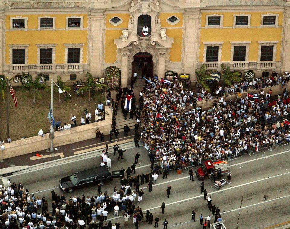 Miles de personas esperando para entrar en la Torre de la Libertad, en el downtown de Miami, para rendirle homenaje a la cantante cubana Celia Cruz, quien yacía en el histórico edificio del downtown de Miami luego de su muerte en 2003.