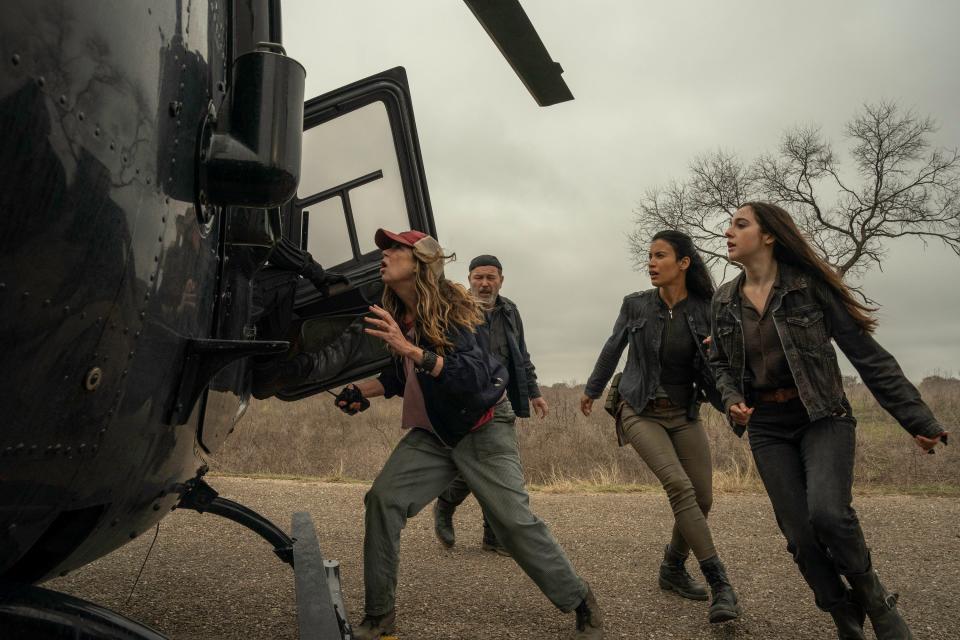 FearTWD 616: Survivors escape onto a CRM helicopter on Fear TWD season 6 finale