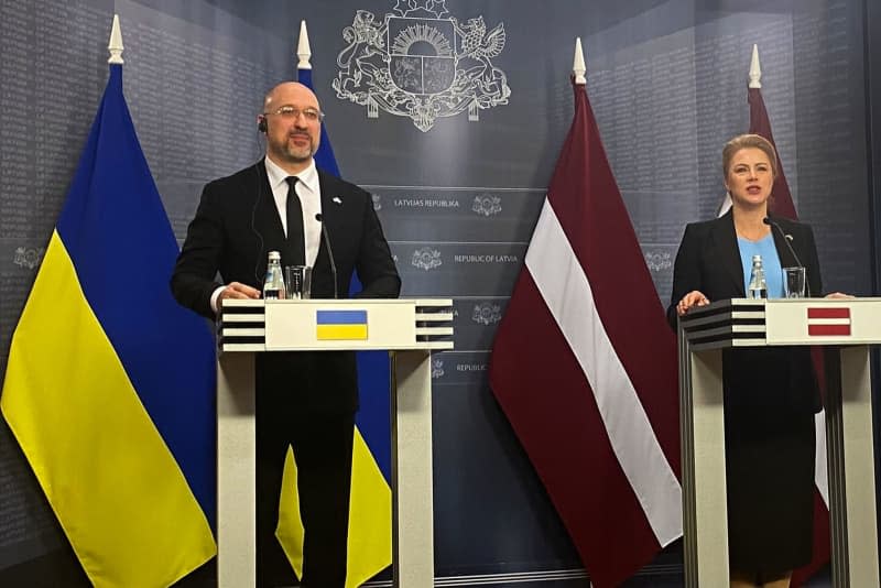 Ukrainian Prime Minister Denys Shmyhal and his Latvian counterpart Evika Silina hold a joint press conference. Alexander Welscher/dpa