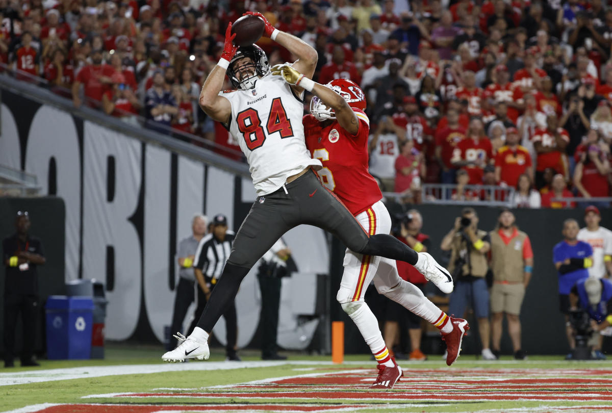 Bucs' Cameron Brate taken off field on stretcher with neck injury