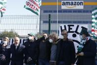 <p>Il presidio davanti alla sede Amazon di Passo Corese (Photo Cecilia Fabiano/LaPresse)</p> 