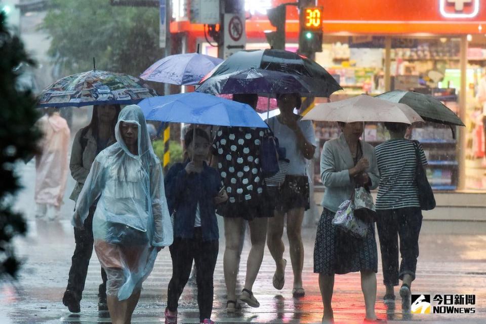 ▲熱帶性低氣壓逐漸影響台灣天氣，氣象局已針對全台 18 縣市發布大雨特報。（圖／ NOWnews 資料照）