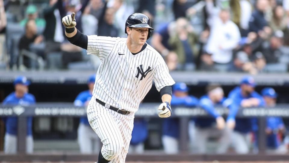 New York Yankees pinch hitter DJ LeMahieu (26) hits a game winning RBI single in the ninth inning to defeat the Toronto Blue Jays.