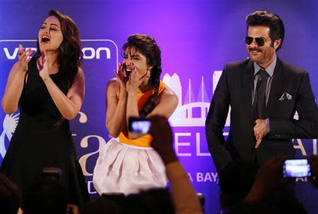 Bollywood Actress Priyanka Chopra (C) and Actress Sonakshi Sinha and Anil Kapoor (R) entertain the crowd ahead of the 15th International Indian Film Academy Awards in Tampa, Florida April 24, 2014. REUTERS/Mohammed Jaffer-SnapsIndia