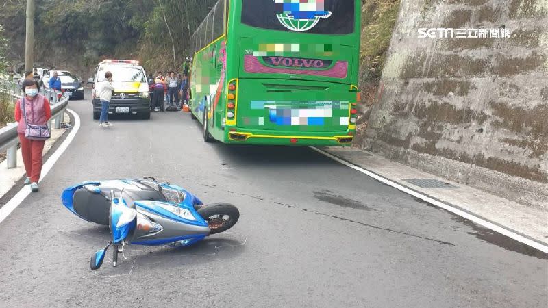 騎士在山路上超車不慎自摔，迎面撞上對向遊覽車。