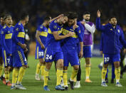 ARCHIVO - Carlos Izquierdoz (centro izquierda) de Boca Juniors abraza a su compañero Guillermo Fernández tras la victoria 1-0 ante Deportivo Cali en la fase de grupos de la Copa Libertadores, el 26 de mayo de 2022. Los octavos de final del torneo arrancan el 28 de junio. (AP Foto/Gustavo Garello)