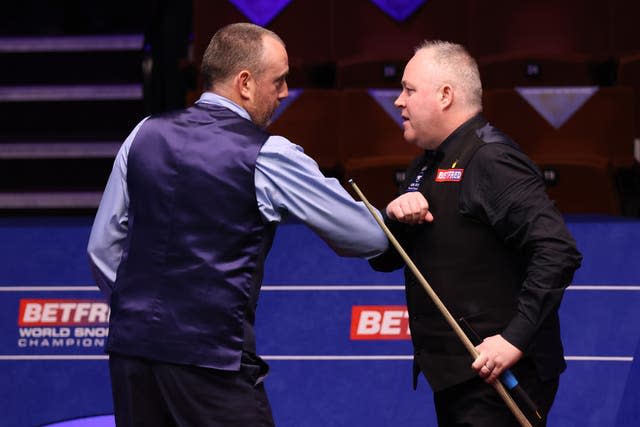 Mark Williams, left, defeated old foe John Higgins with a session to spare