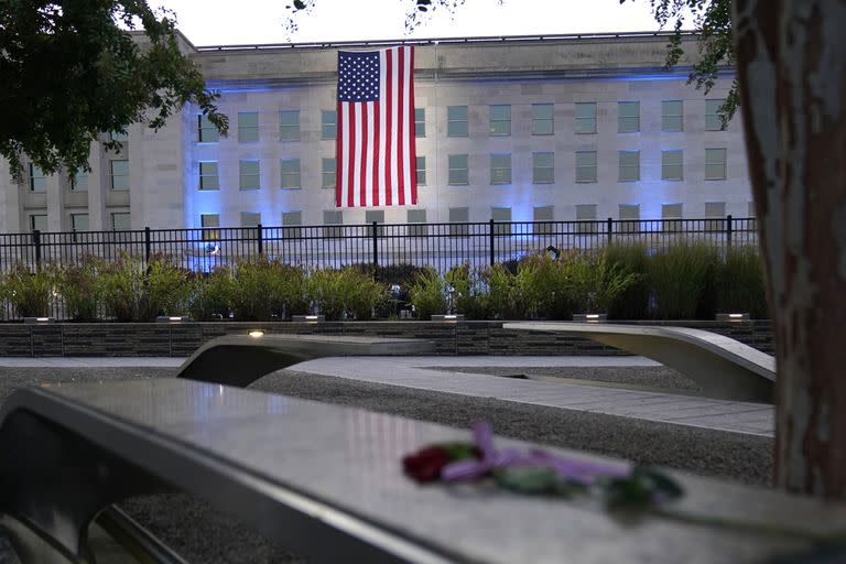 Una bandera de Estados Unidos es desplegada en el Pentágono, en Washington. (AP Foto/Alex Brandon)