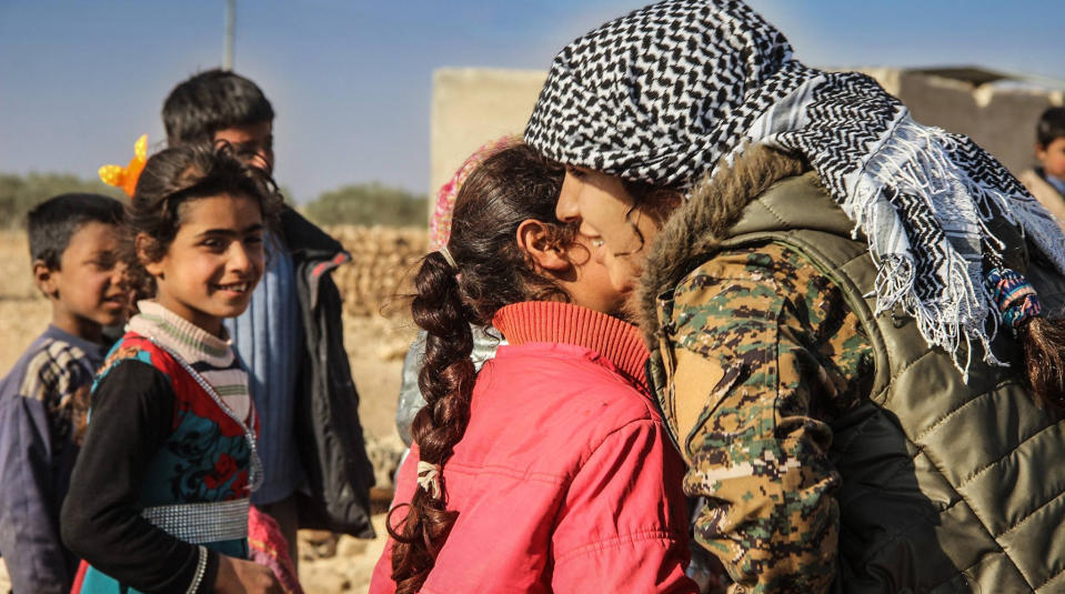 <p>Kinder aus einem vom IS befreiten Dorf begrüßen eine Kämpferin der Frauenmiliz YPJ. Die kurdischen Milizen YPG und YPJ und ihre Verbündeten haben Ende November die Operation “Wrath of Euphrates” zur Eroberung der syrischen IS-Hochburg Rakka begonnen. (Bild: YPG Press Office) </p>