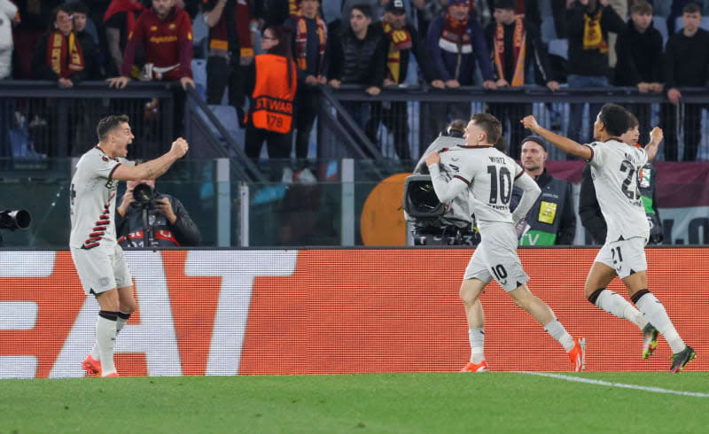 Leverkusen's Florian Wirtz (C) celebrates scoring his side's first goal with teammates during the UEFA Europa League semifinal first leg soccer match between AS Roma and Bayer 04 Leverkusen at the Olympic stadium. Fabio Sasso/ZUMA Press Wire/dpa