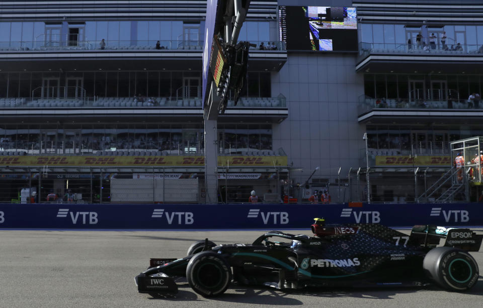 Valtteri Bottas al volante de su Mercedes durante el Gran Premio de Rusia de la Fórmula Uno en Sochi, Rusia, el domingo 27 de septiembre de 2020. (AP Foto/Pavel Golovkin, Pool)