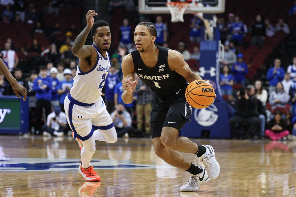 Feb 14, 2024; Newark, New Jersey, USA; Xavier Musketeers guard Desmond Claude (1) dribbles in front of Seton Hall Pirates guard Al-Amir Dawes (2) during the first half at Prudential Center.