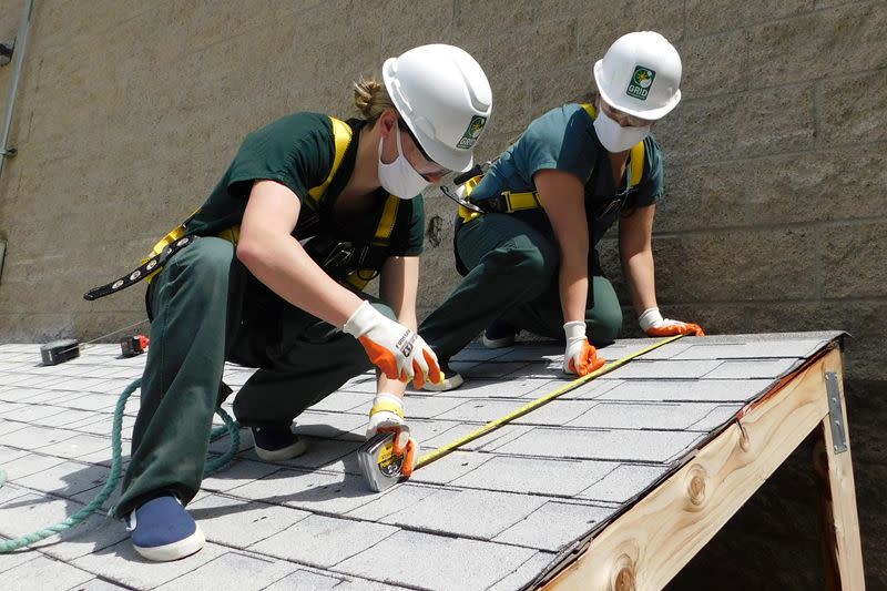 Student inmates at Madera County Jail train to install solar panels in Madera