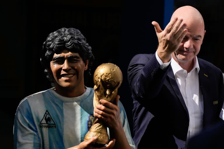 Gianni Infantino junto a la estatua de Maradona