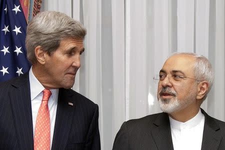 U.S. Secretary of State John Kerry (L) and Iran's Foreign Minister Mohammad Javad Zarif pose for a photograph before resuming talks over Iran's nuclear program in Lausanne March 16, 2015. REUTERS/Brian Snyder