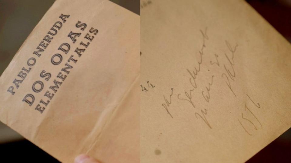 Folleto de libro con firma de Pablo Neruda.