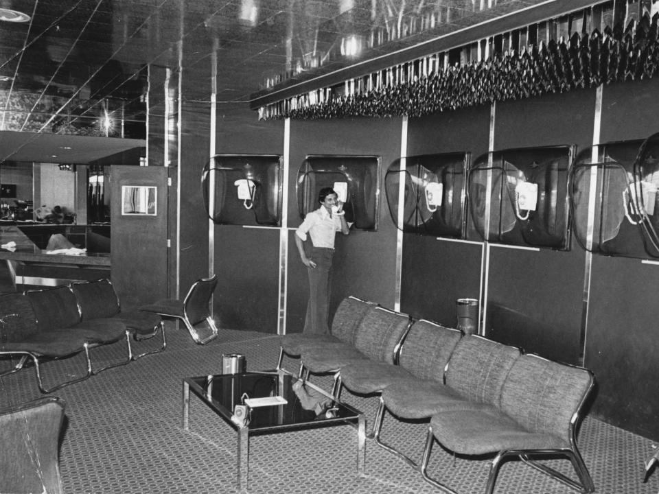 A view of the airport's transit lounge (1970s)