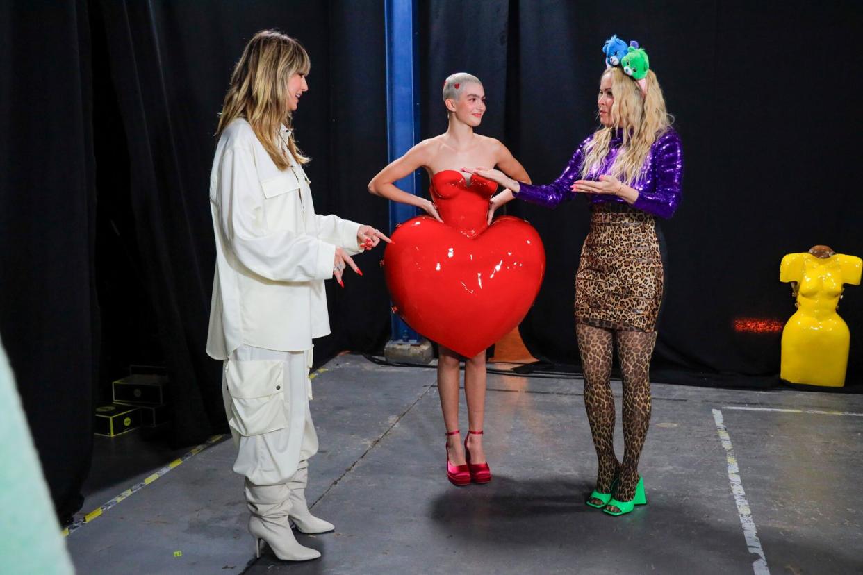 Heidi Klum mit Kandidatin Lilli und Modedesignerin Marina Hoermanseder. Die Bärchen-Mode nimmt nicht jeder ernst. (Bild: ProSieben / Richard Hübner)