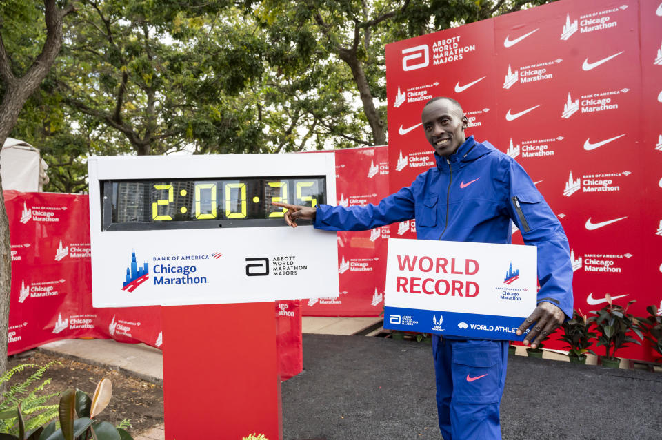 Kelvin Kiptum feiert seine Weltrekord-Bestmarke in Chicago. (Bild: Reuters)