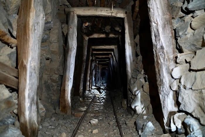 A Cerro Gordo tampoco le faltan numerosas minas. En todo este tiempo de aislamiento Brent ha podido explorarlas a fondo. (Foto: <a href="https://www.instagram.com/p/B_IaT5mJhzj/" rel="nofollow noopener" target="_blank" data-ylk="slk:Instagram/brentunderwood;elm:context_link;itc:0;sec:content-canvas" class="link ">Instagram/brentunderwood</a>).