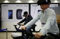 Men try out Samsung Electronics' Gear VR during Korea Electronics Show 2016 in Seoul, South Korea, October 27, 2016. REUTERS/Kim Hong-Ji