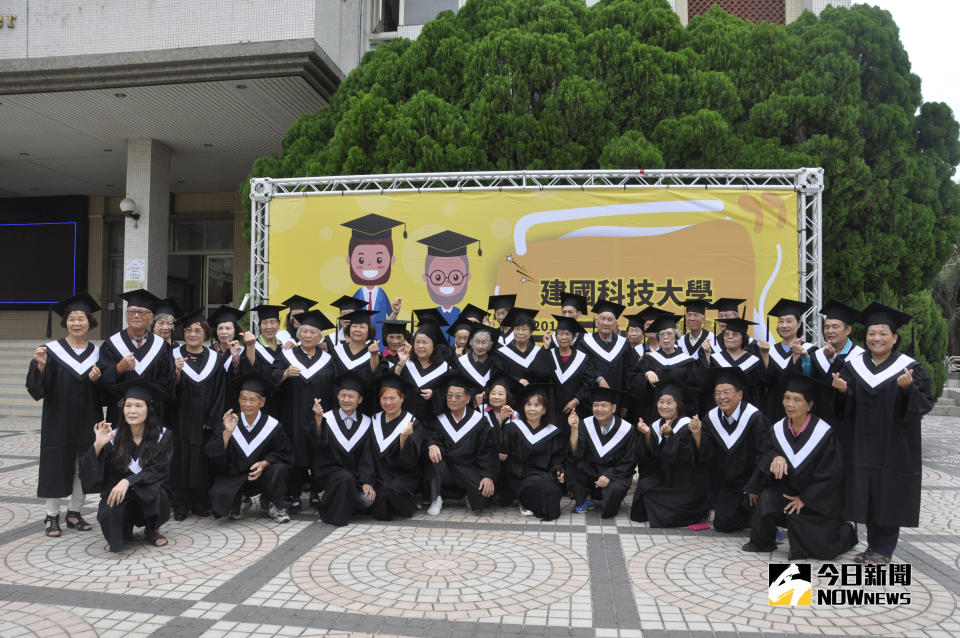 ▲40多位溪湖鎮湖西、大竹社區長輩到建國科大當一日大學生。（圖／記者陳雅芳攝，2018.11.04)