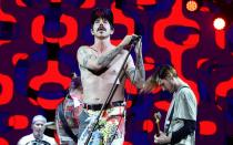Die Red Hot Chili Peppers starteten als vielversprechende Alternative-Band, im Lauf der 90-er wurden die Songs dann aber immer massentauglicher - und die Konzert-Hallen immer größer. Längst im Mainstream angekommen, blicken Anthony Kiedis (Mitte) und Co. inzwischen auf eine äußert erfolgreiche Karriere mit über 110 Millionen verkauften Platten zurück. (Bild: Chung Sung-Jun/Getty Images)