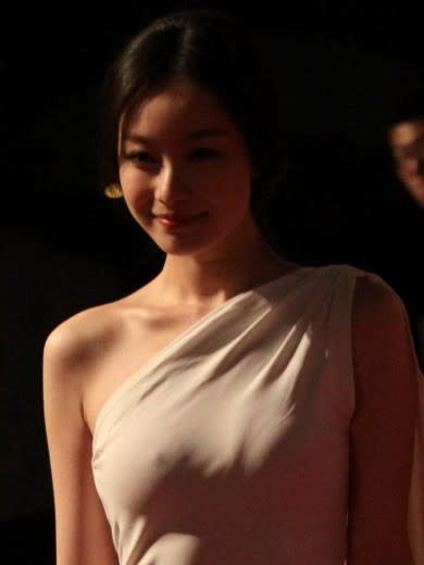 倪妮前陣子出席的時尚典禮穿著超薄透視白裙，渾圓堅挺的雙峰清晰可見。（圖／翻攝網路）