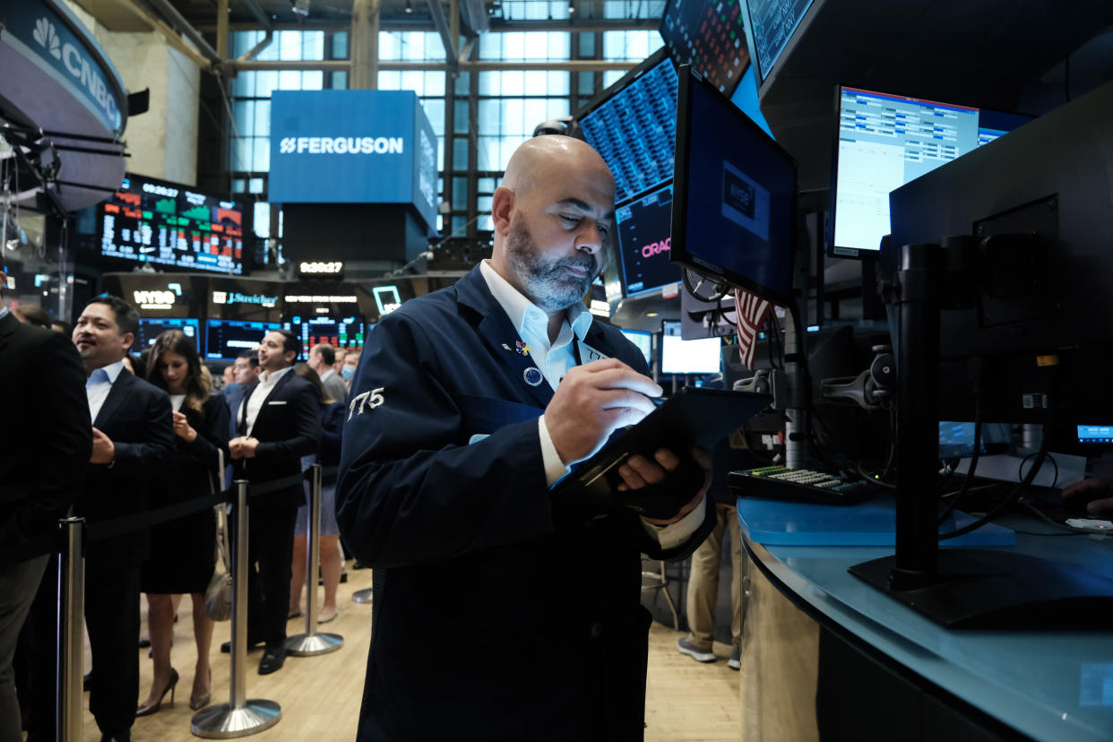 NEW YORK, NEW YORK - MAY 12: Traders work on the floor of the New York Stock Exchange (NYSE) on May 12, 2022 in New York City. The Dow Jones Industrial Average fell in morning trading as investors continue to worry about inflation and other global issues.  (Photo by Spencer Platt/Getty Images)