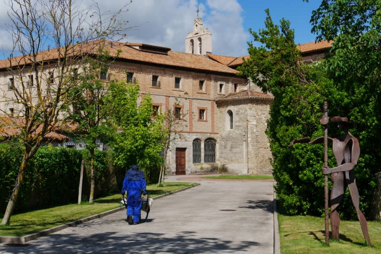 Un jardinero trabaja en el convento de Santa Clara de Belorado, pueblo de la provincia castellana de Burgos, el 19 de junio de 2024 al norte de España (César Manso)