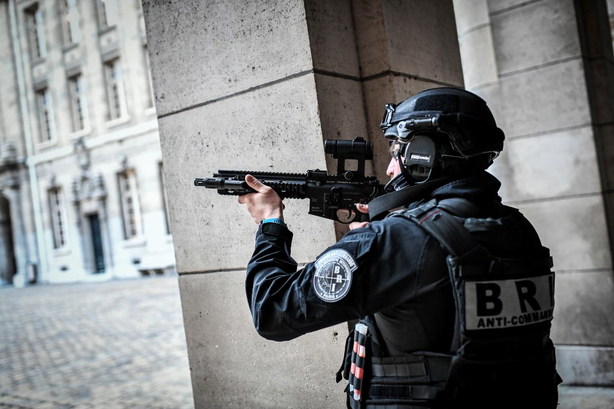 La Brigade de Recherche et d'Intervention (BRI) lors d'un exercice à Paris, le 1er juillet 2021. (Photo by STEPHANE DE SAKUTIN / AFP)