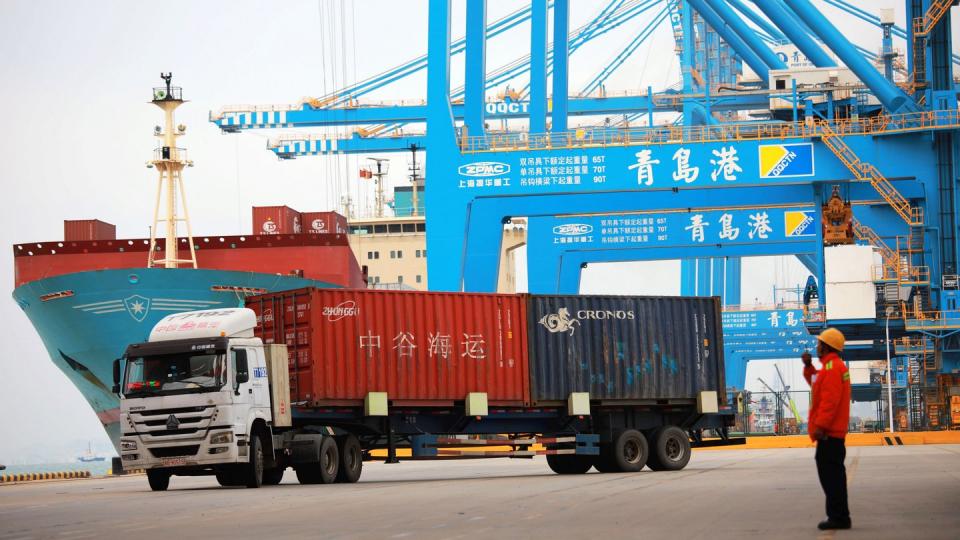 Der Hafen von Qingdao. Die US-Regierung wird die Einführung der jüngst angekündigten Strafzölle auf Importe aus China für einige Produktgruppen verschieben. Foto: Yu Fangping/SIPA Asia via ZUMA Wire