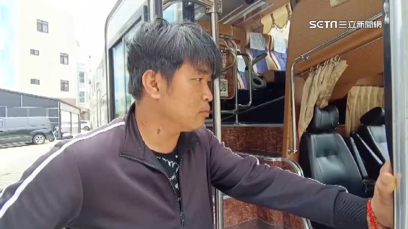 男子出手擋車。