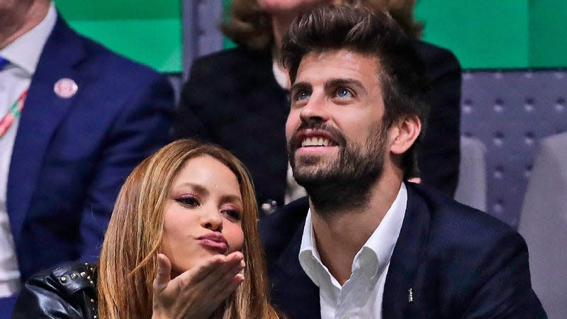 Shakira blows a kiss next to her then-boyfriend Gerard Piqué at a tennis match in 2019.