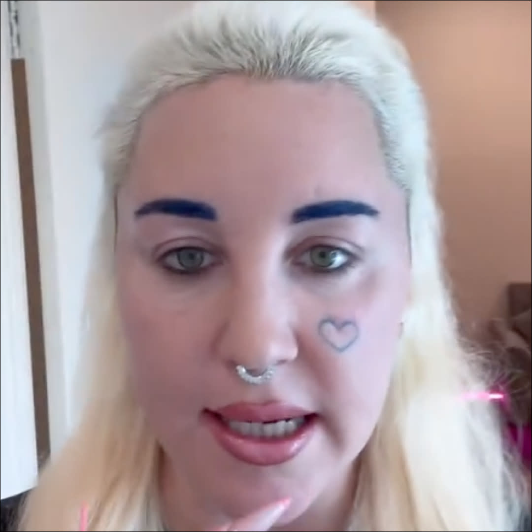  Amanda Bynes discusses her "new look" on TikTok. 