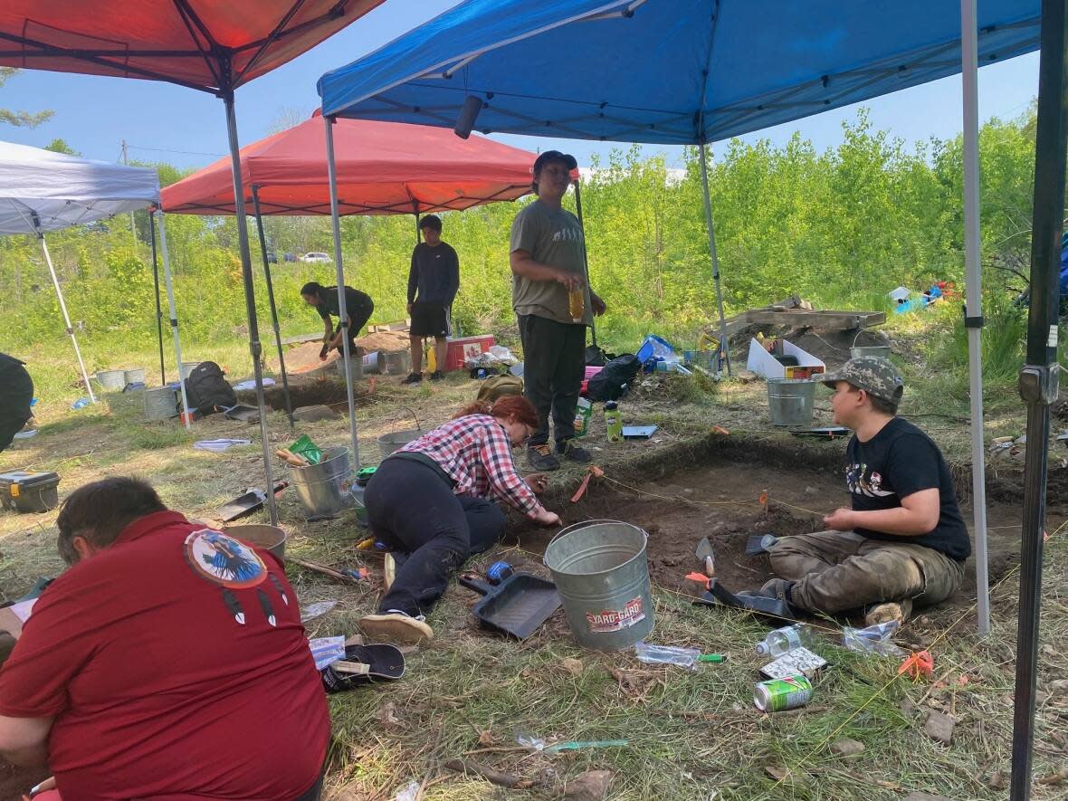 Community digs led by Indigenous archaeological field school Anishinàbe Odjìbikan are allowing people to uncover history and artifacts on the site of the future water treatment plant in Pikwakanagan. (Sophie Kuijper Dickson/CBC - image credit)