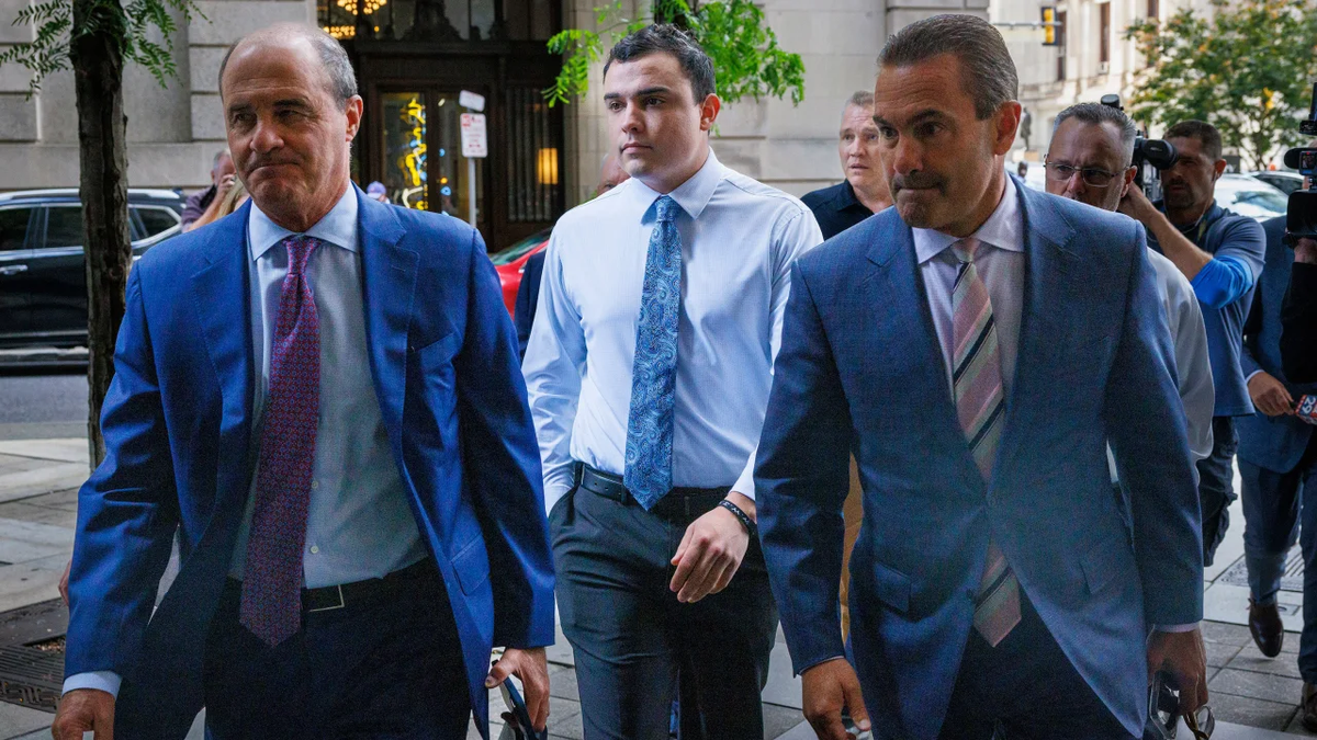 Former police officer Mark Dial (centre) making his way to court for his bail hearing (Alejandro A. Alvarez/The Philadelphia Inquirer via AP)